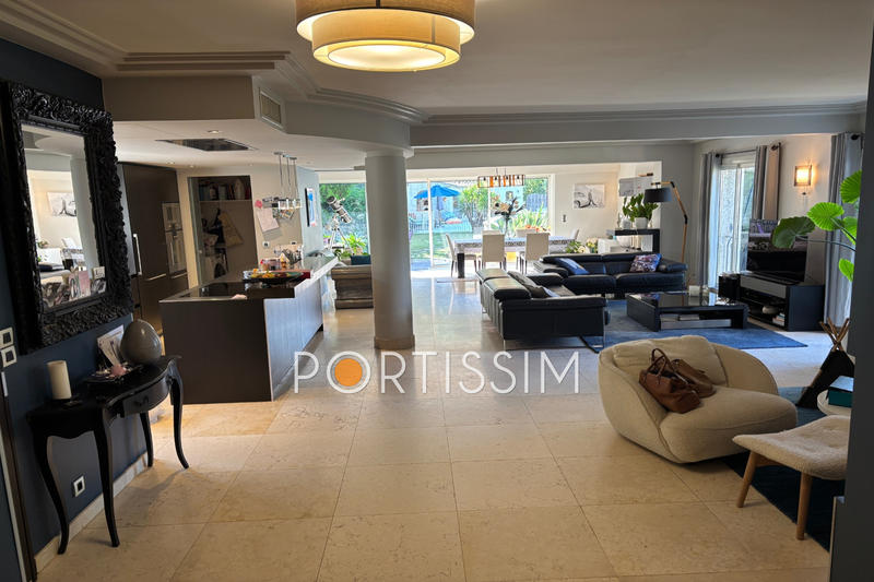 Maison - 275 m² - 8 pièces