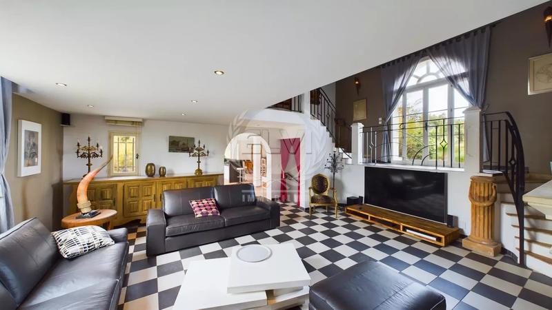 Maison - 290 m² - 8 pièces