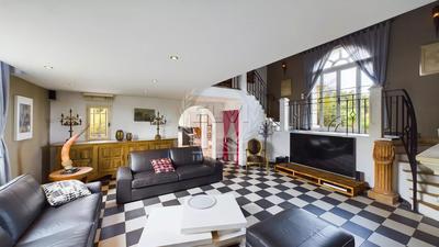 Maison - 290 m² - 8 pièces