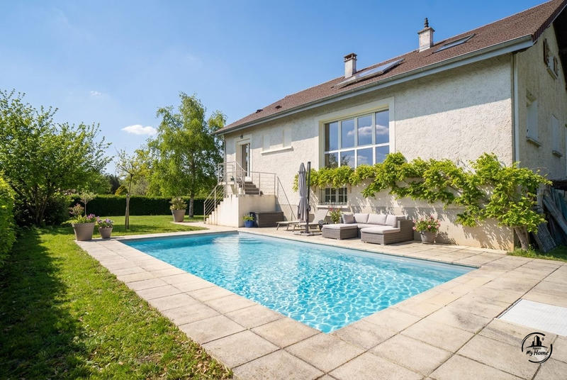 Maison - 230 m² - 8 pièces