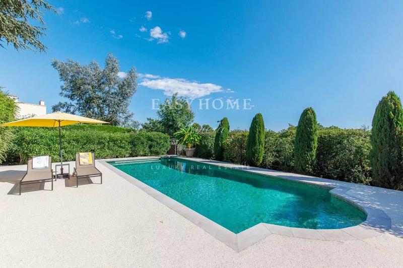 Maison - 300 m² - 8 pièces