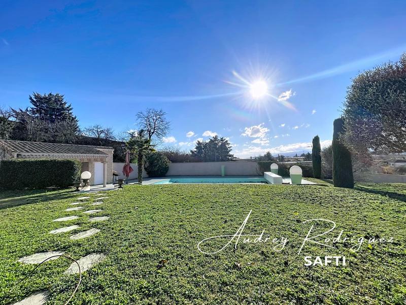 Maison - 220 m² - 8 pièces