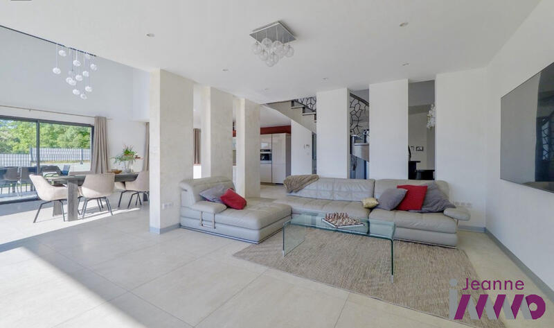 Villa - 235 m² - 9 pièces