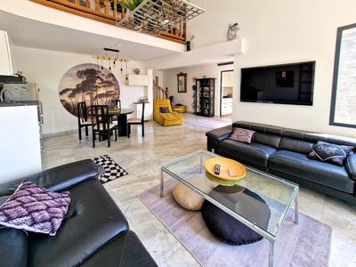 Maison - 213 m² - 6 pièces