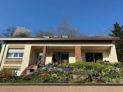 Maison - 234 m² - 8 pièces