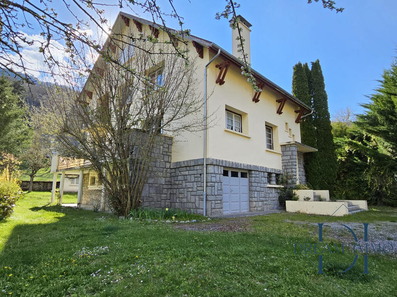 Maison - 240 m² - 10 pièces