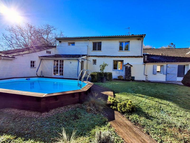 Maison - 225 m² - 7 pièces