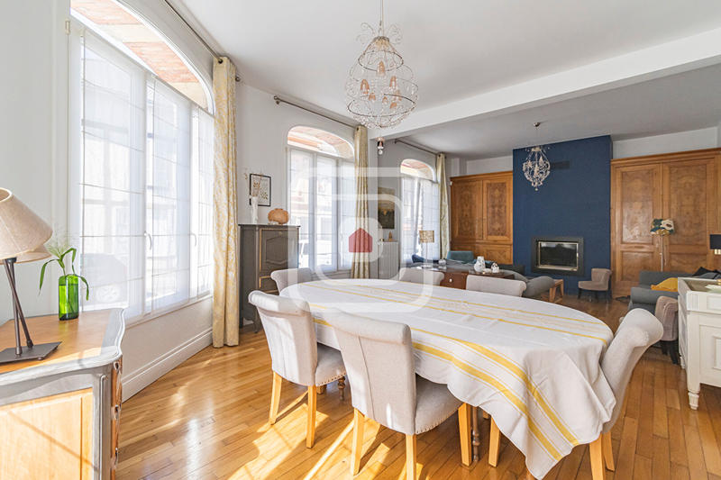 Maison - 217 m² - 8 pièces