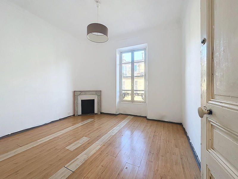 Appartement - 85 m² - 5 pièces