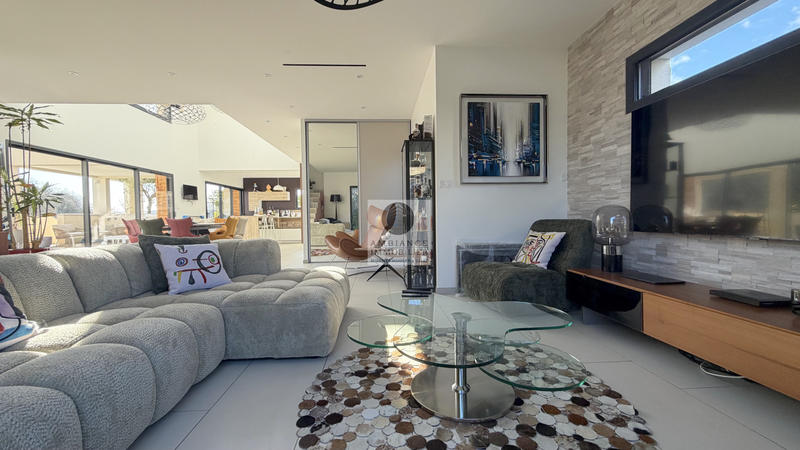 Maison - 237 m² - 8 pièces