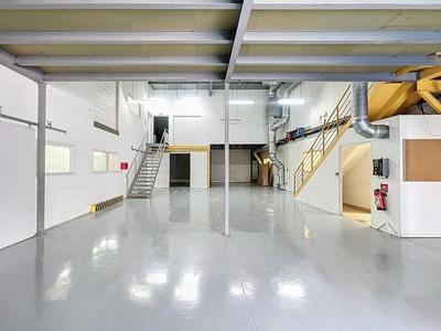 Entrepôt - 1 340 m²