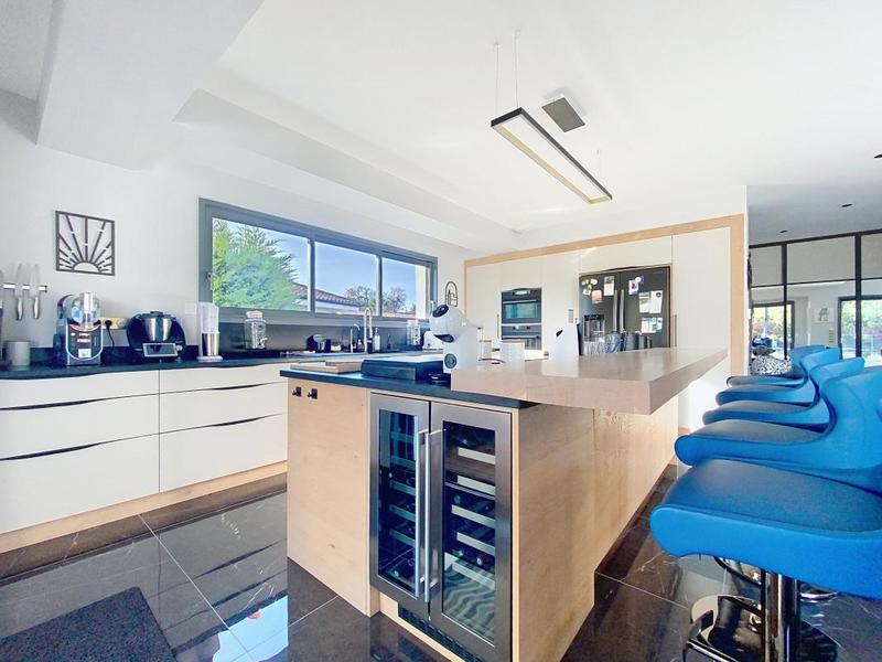 Propriété - 205 m² - 6 pièces