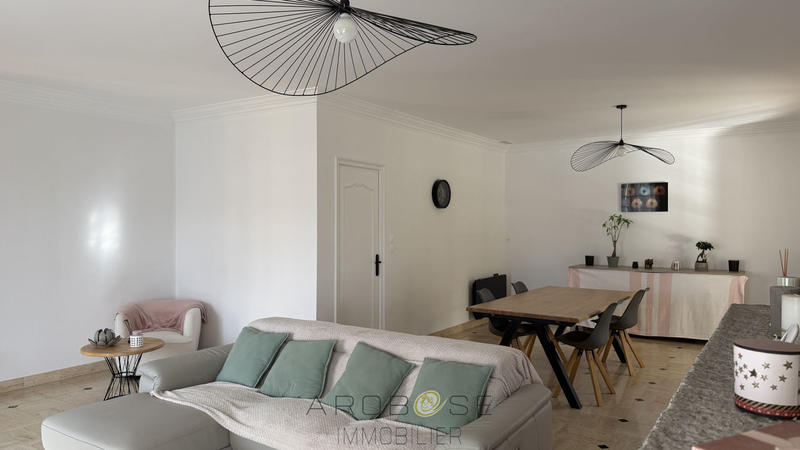 Maison traditionnelle - 220 m² - 7 pièces