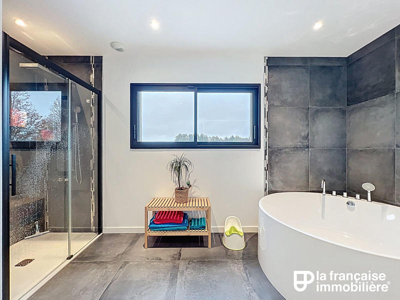 Maison - 233 m² - 8 pièces