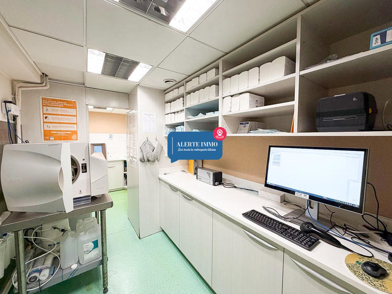 Local d'activités - 219 m² - 10 pièces