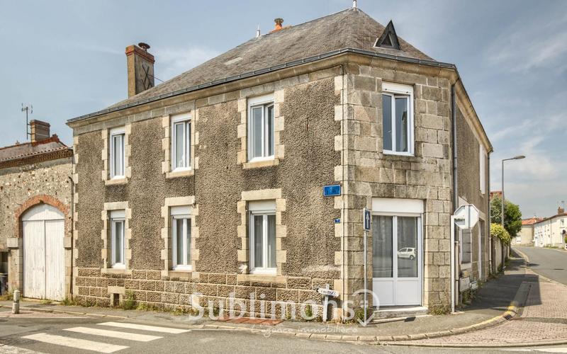 Maison - 230 m² - 8 pièces