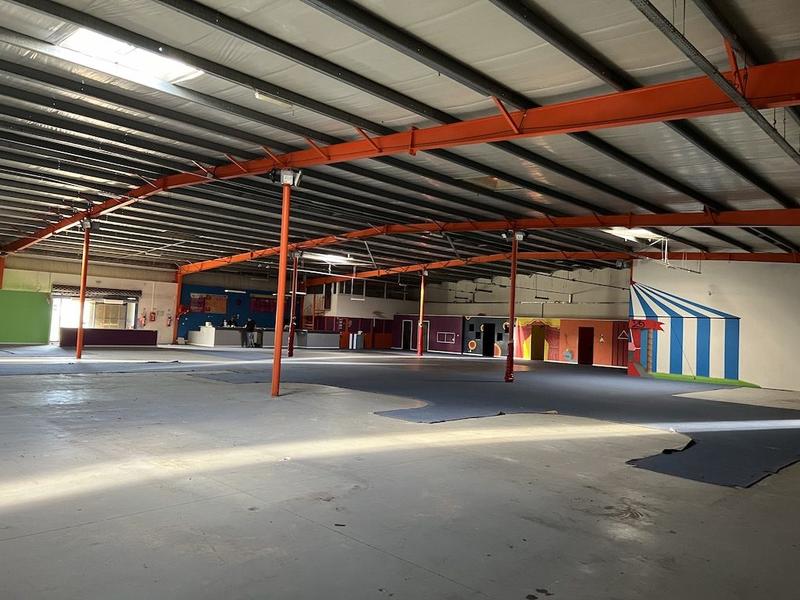 Local commercial - 1 300 m² - 5 pièces