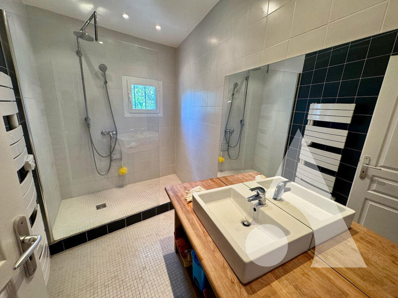 Maison - 250 m² - 11 pièces