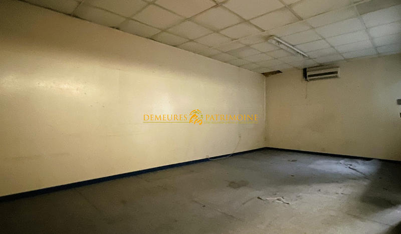 Local commercial - 1 220 m²
