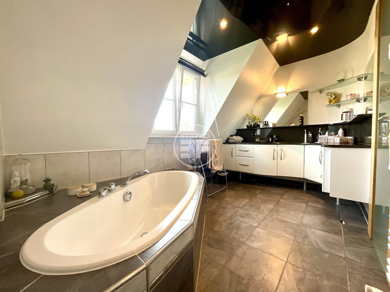 Maison traditionnelle - 163 m² - 7 pièces