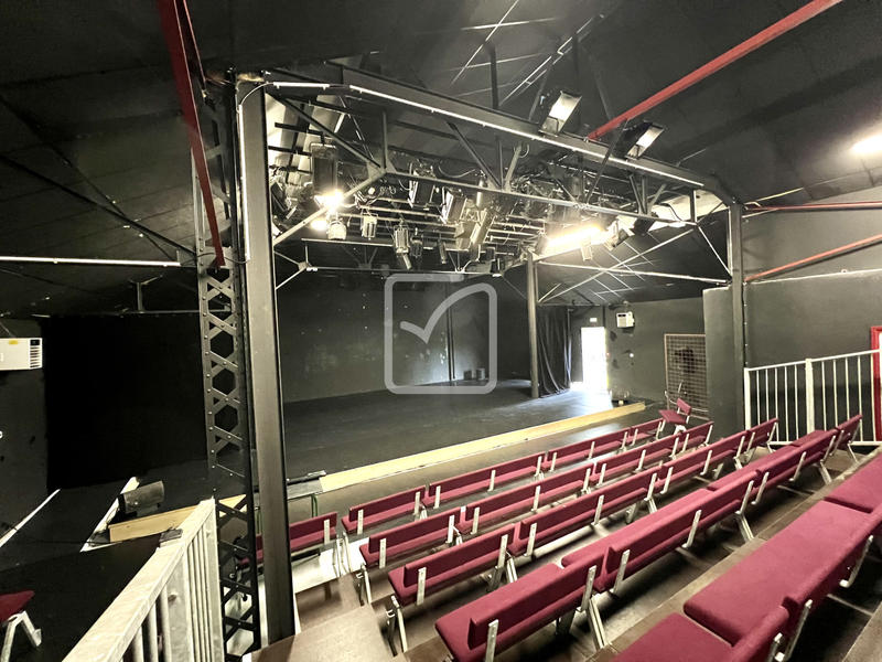 Maison - 330 m² - 5 pièces