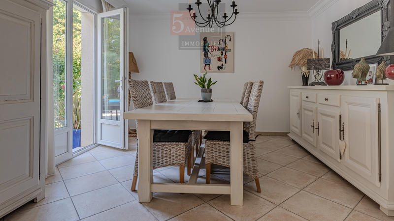 Maison - 250 m² - 8 pièces