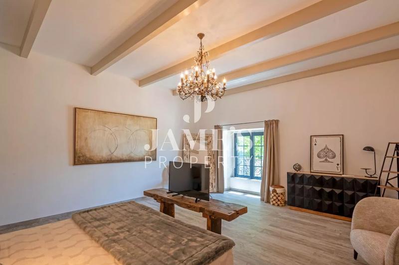 Maison - 420 m² - 8 pièces