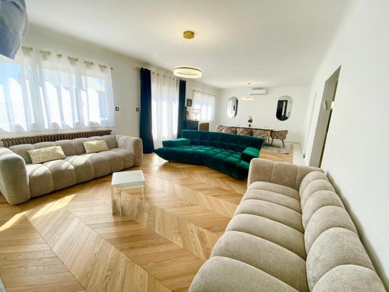 Maison - 230 m² - 7 pièces