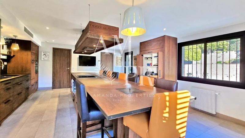 Propriété - 525 m² - 8 pièces