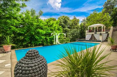 Maison - 241 m² - 8 pièces