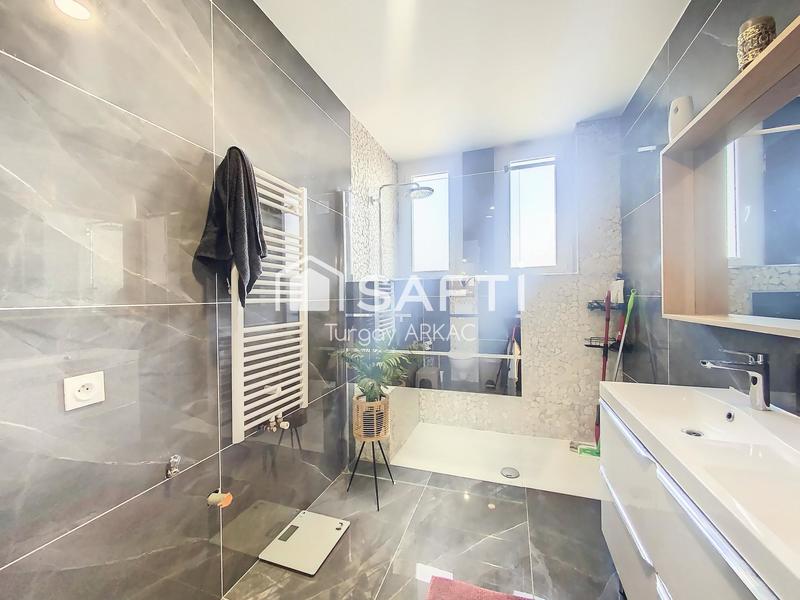 Maison - 236 m² - 8 pièces