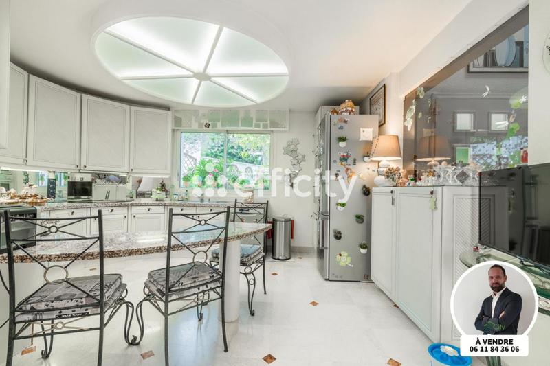 Villa - 180 m² - 8 pièces