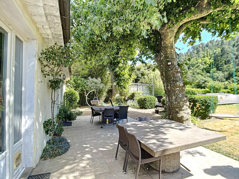 Maison - 799 m² - 25 pièces