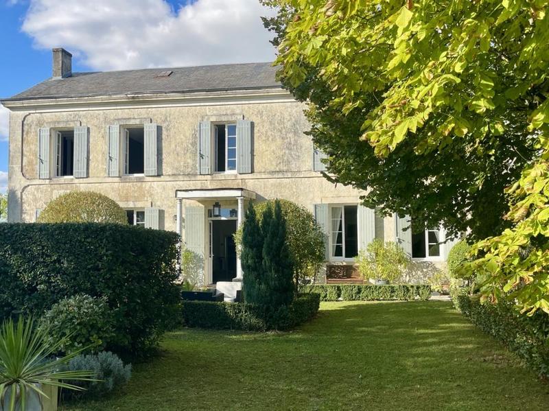 Maison de maîtres - 247 m² - 7 pièces