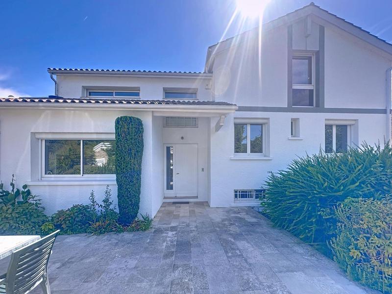 Maison - 271 m² - 9 pièces