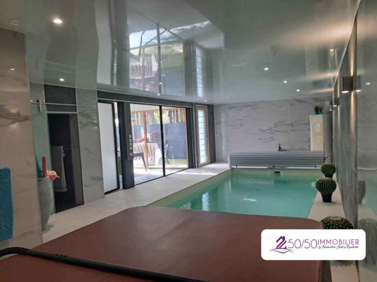 Maison - 252 m² - 9 pièces