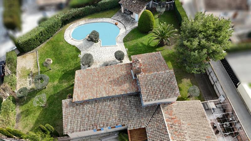 Maison - 256 m² - 6 pièces