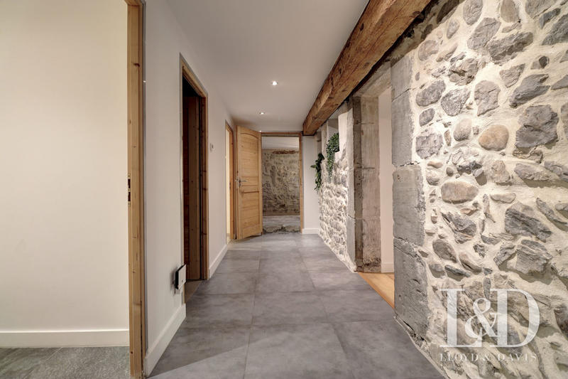 Maison - 360 m² - 10 pièces