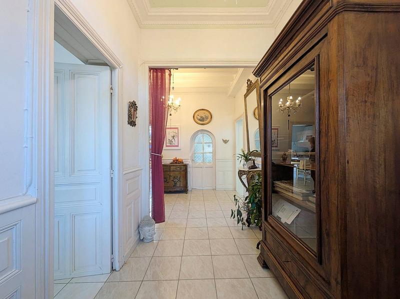 Maison - 284 m² - 13 pièces