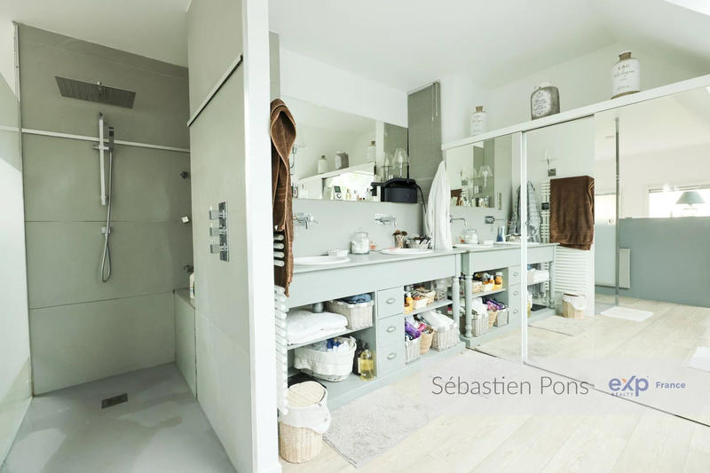 Maison - 269 m² - 9 pièces