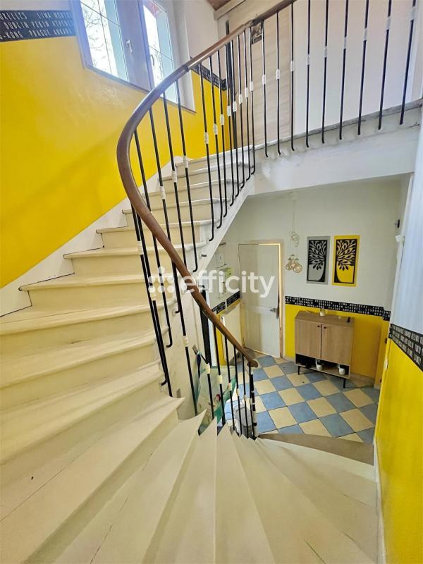 Maison - 233 m² - 7 pièces