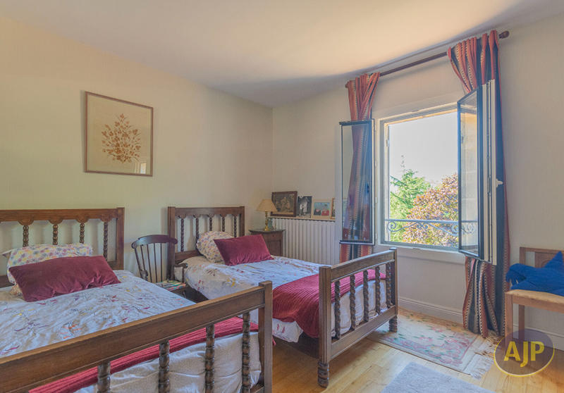 Maison - 268 m² - 8 pièces