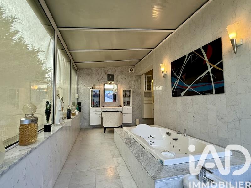 Maison - 230 m² - 6 pièces