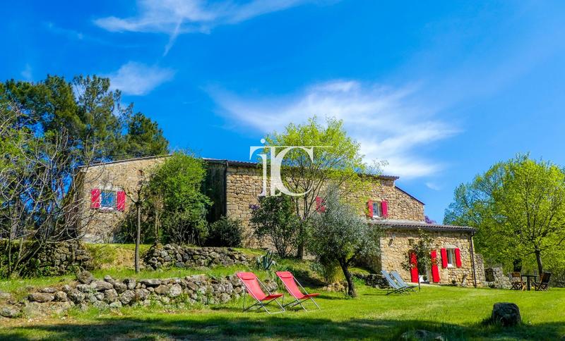 Maison - 245 m² - 9 pièces