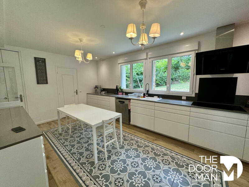 Demeure - 264 m² - 7 pièces