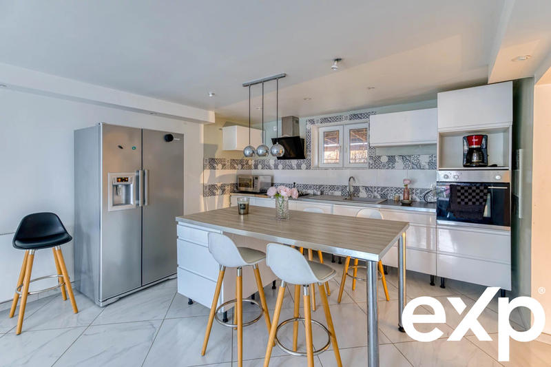 Maison - 182 m² - 9 pièces