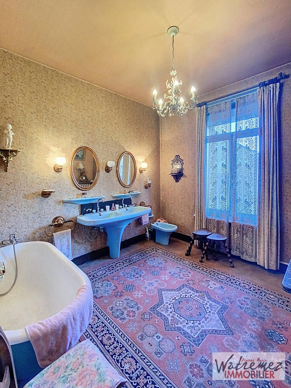 Maison - 254 m² - 10 pièces