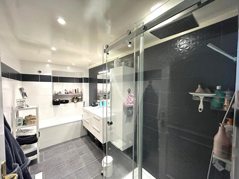 Maison - 248 m² - 8 pièces