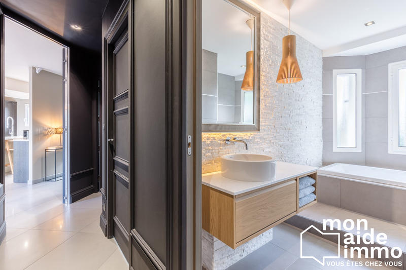 Maison contemporaine - 252 m² - 7 pièces