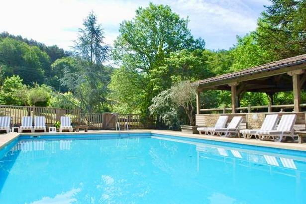 Propriété - 1 500 m² - 49 pièces